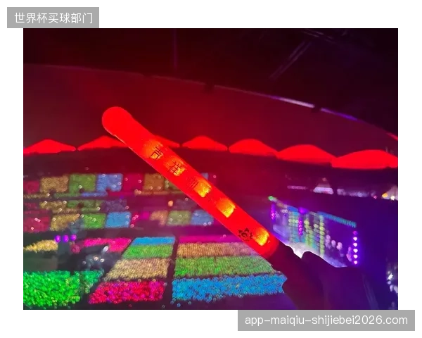 奔驰文化中心并轨座椅触控矩阵，五彩荧光棒退场交棒无感交互